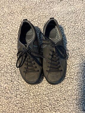 Dansko Women’s Size US 8.5 Low Top Active Shoes Black Suede Very Good Condition!